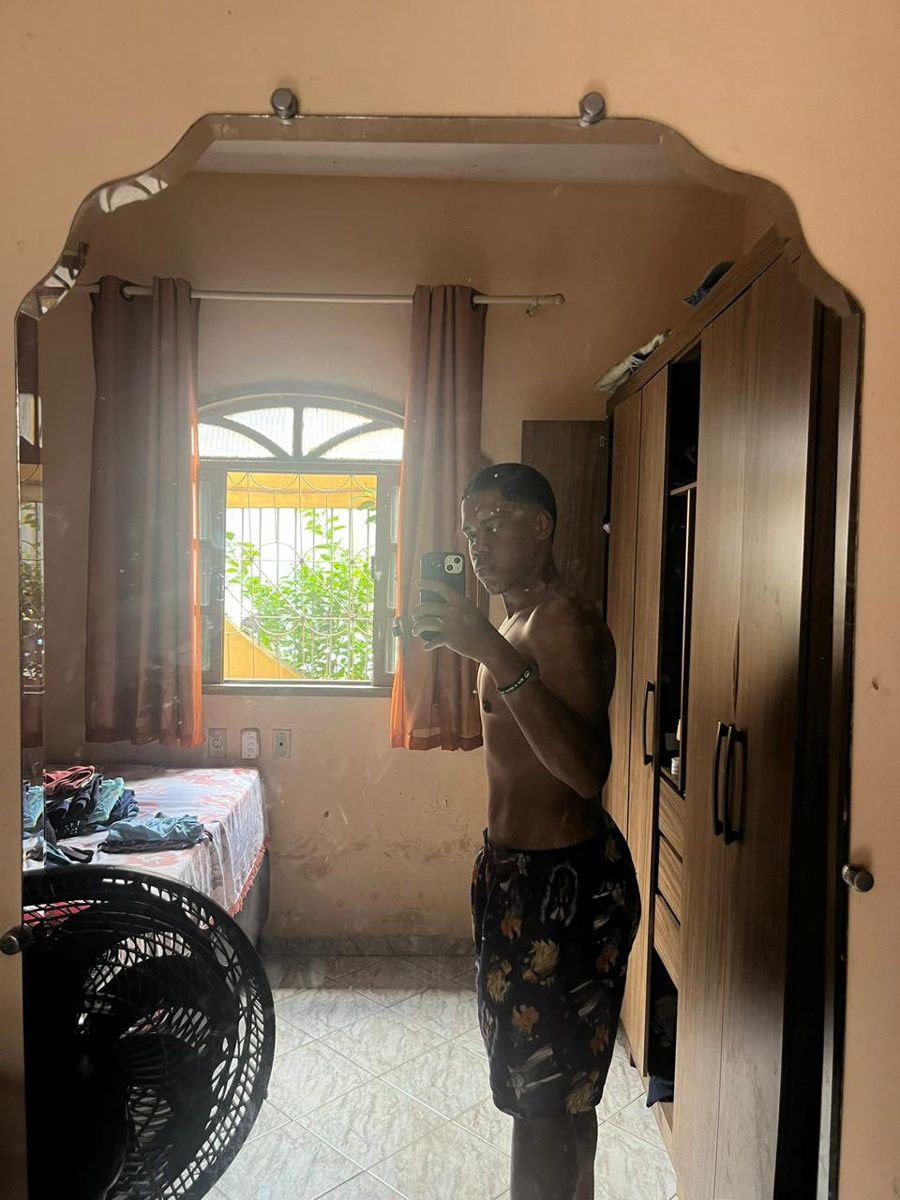 Aluno sem camisa depois do acompanhamento, selfie no espelho