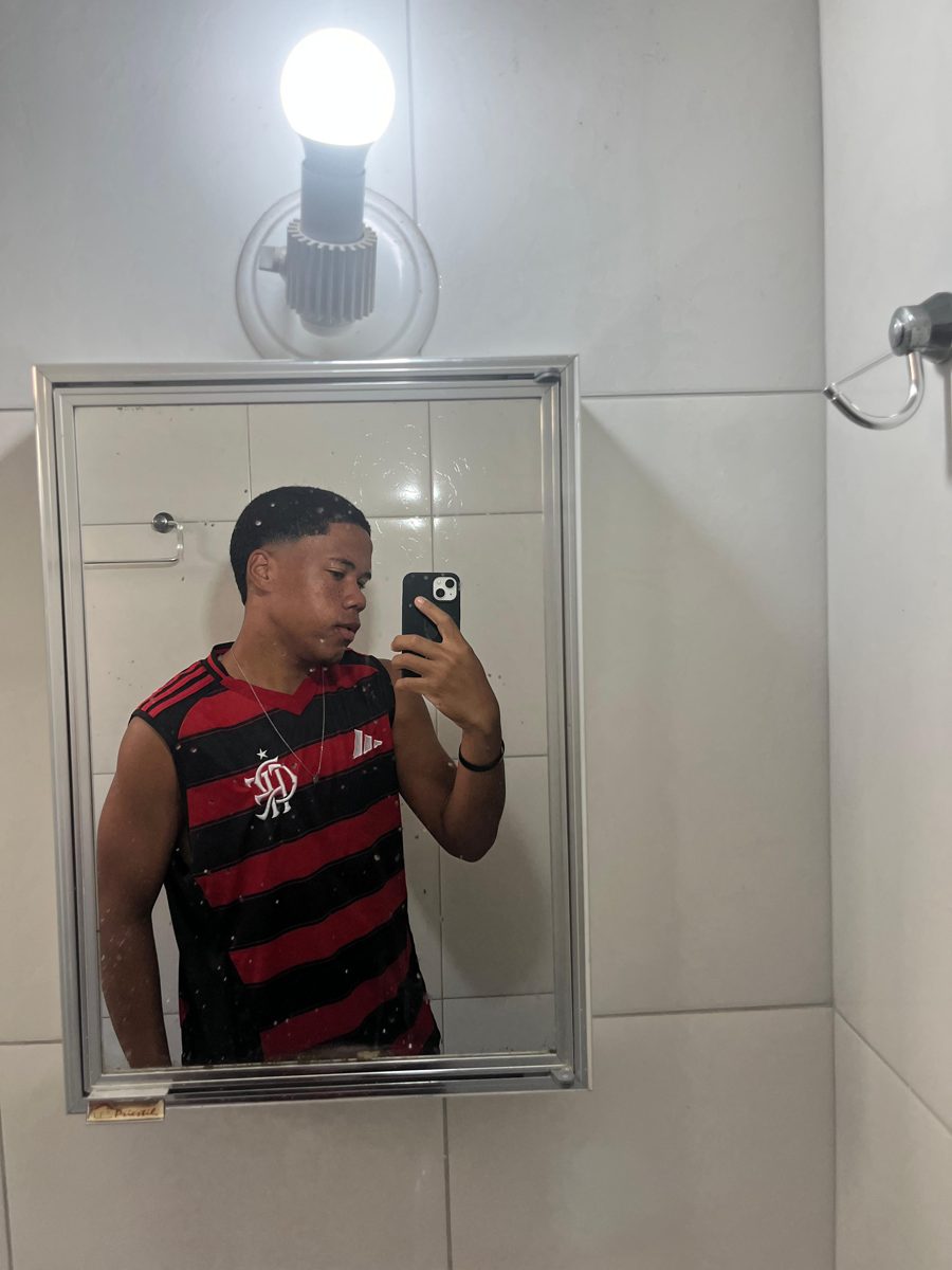 Aluno depois do acompanhamento, selfie no espelho visivelmente mais magro