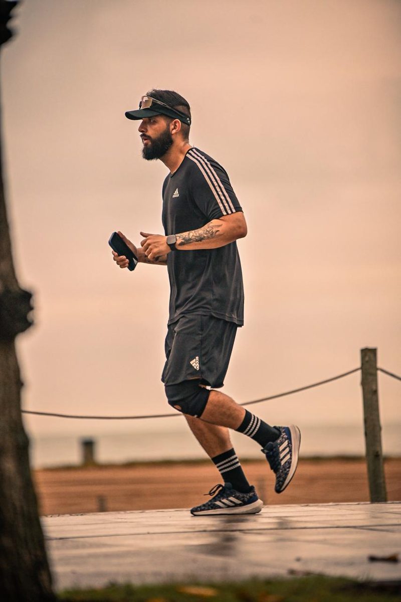 Aluno correndo na orla, depois do acompanhamento