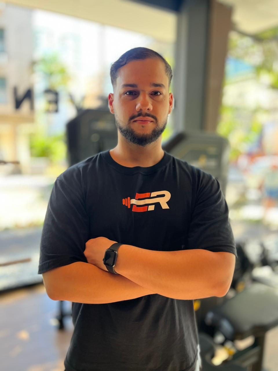 Enzo Rafael de braços cruzados na academia