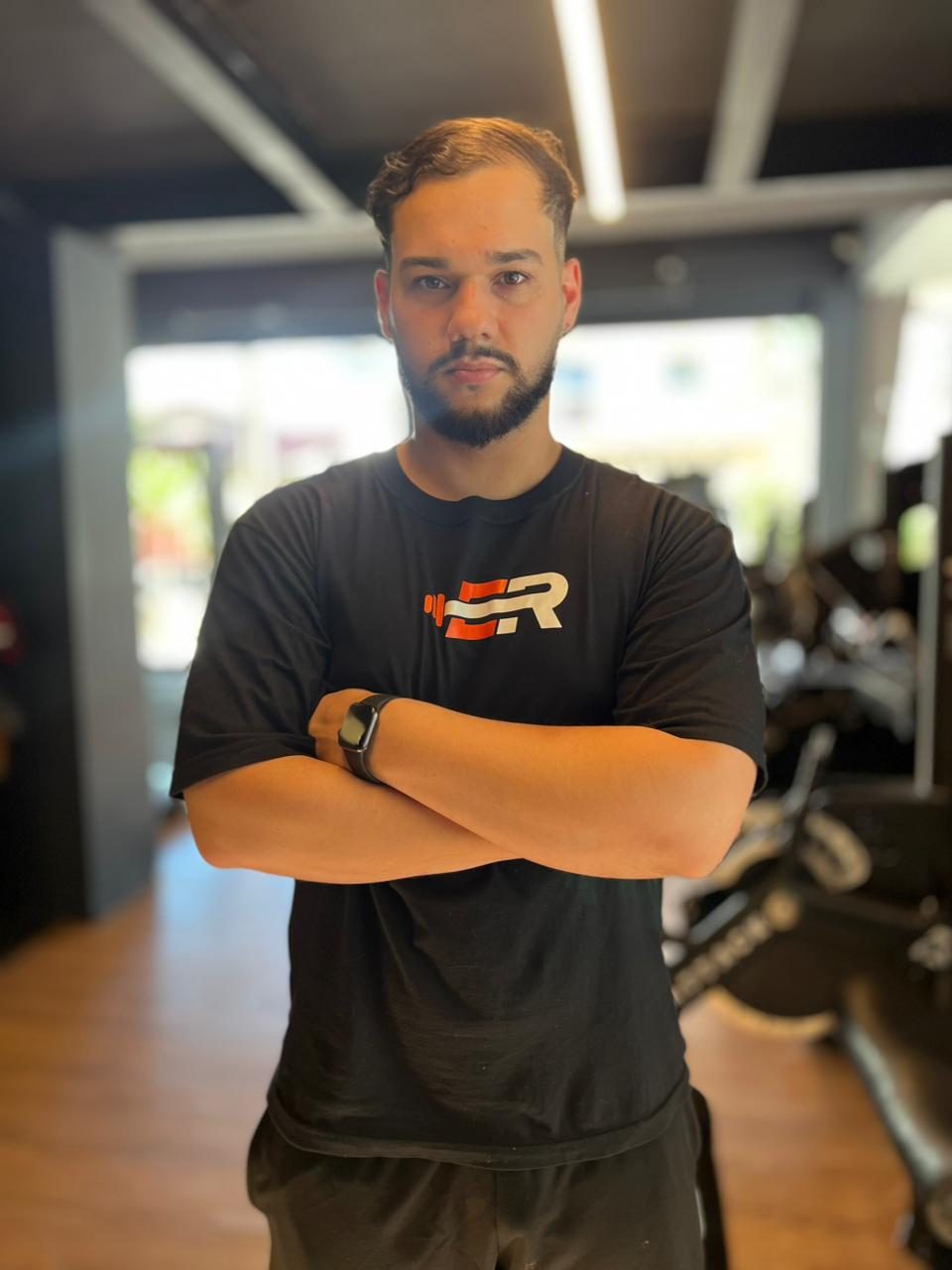 Enzo Rafael na academia, braços cruzados