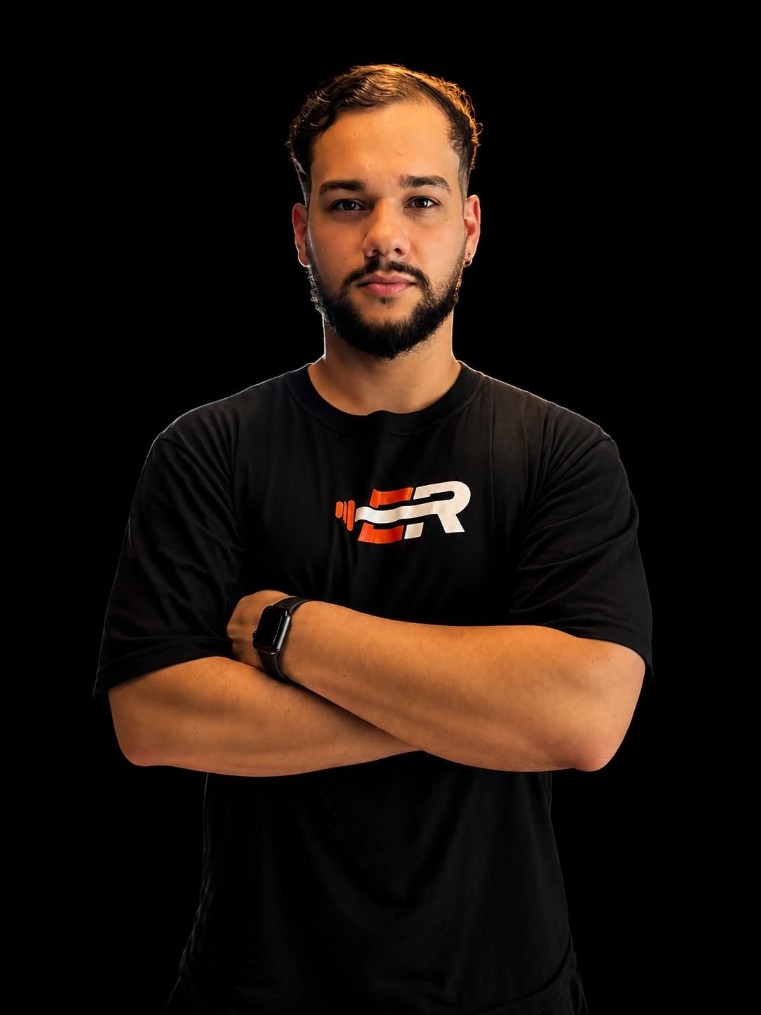 Enzo Rafael, personal trainer, de braços cruzados
